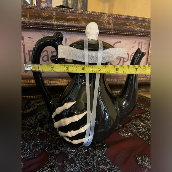 SPOOKY HOLLOW NWOT Halloween Skull Lidded Black & White Skeleton Hand Teapot - Picture 12 of 13